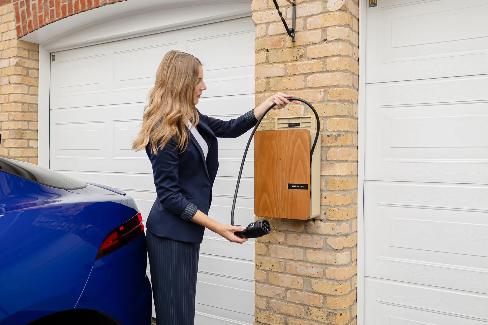 Een elektrische auto wordt aangesloten op een laadpunt aan huis