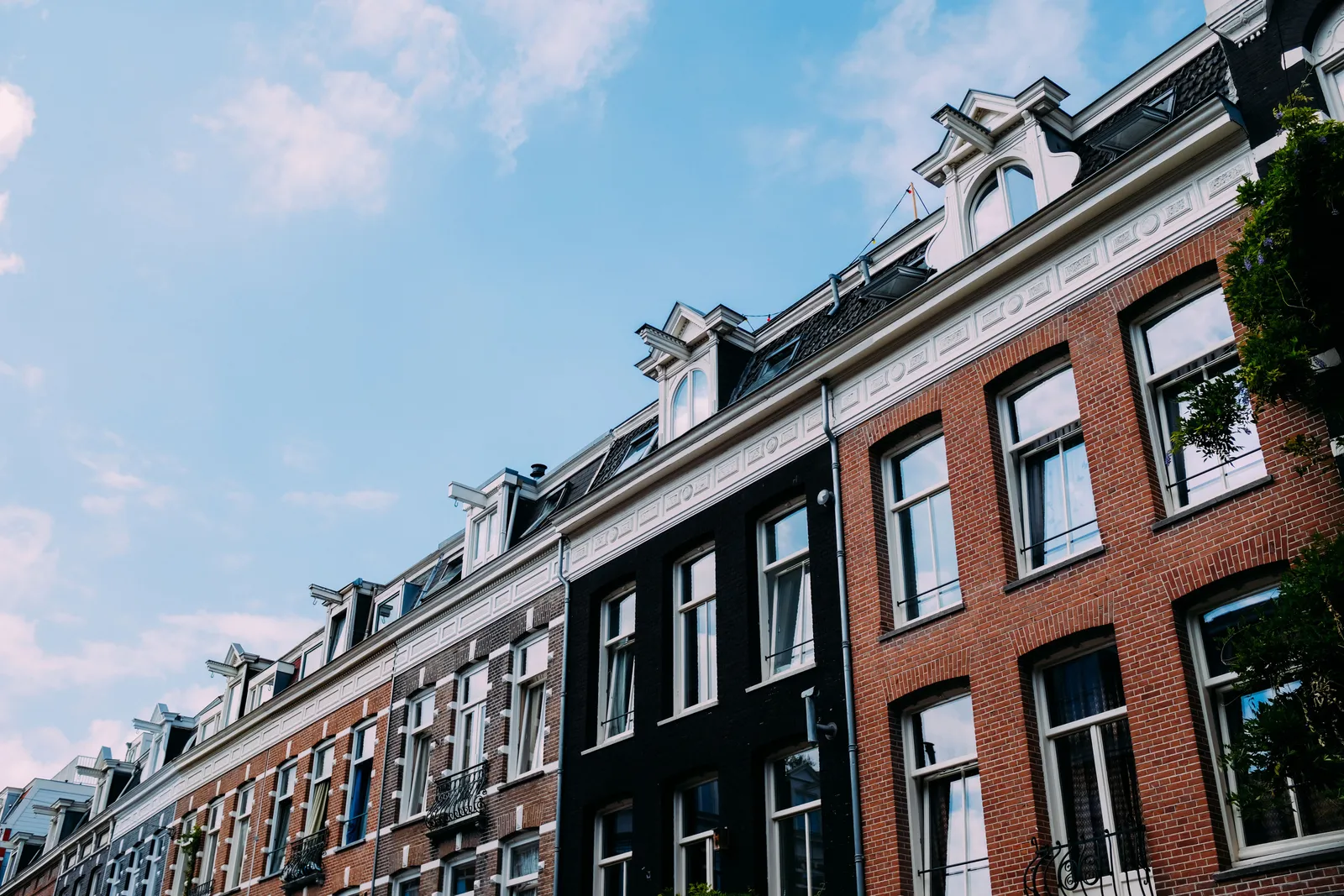 Rij gevels van stadswoningen