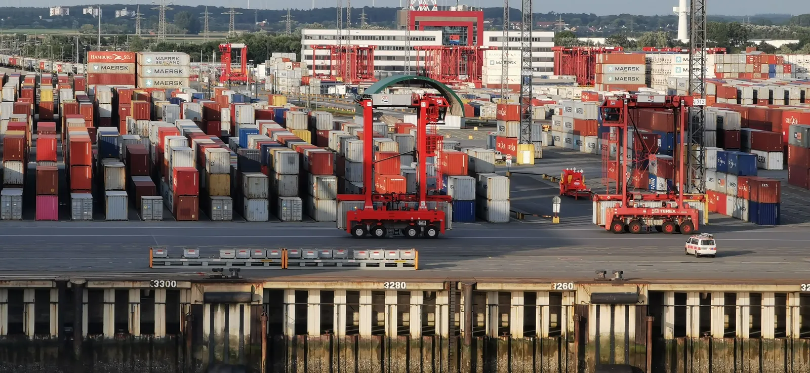 Containers en overslagmaterieel op een terminal